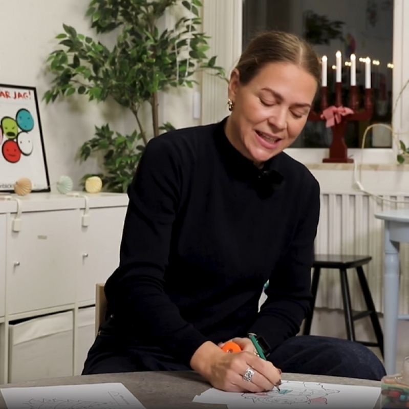 Volontären Tove pysslar med barnen på en mötesplats.