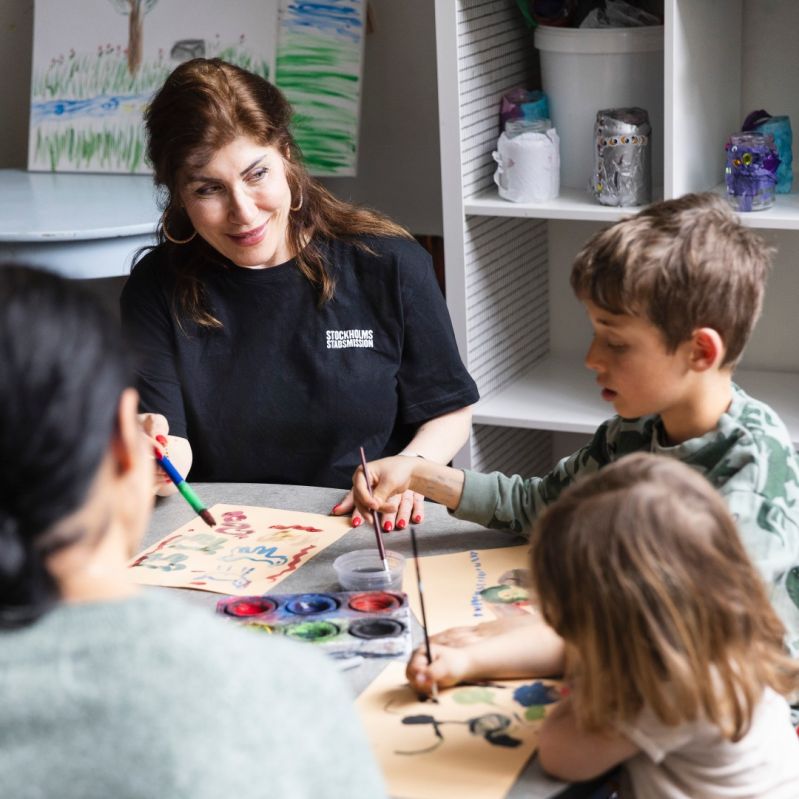 Genrebild medarbetare på mötesplats sitter med en familj.