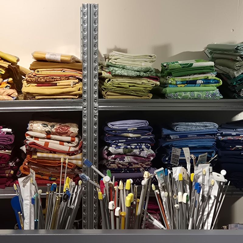 Tyger och penslar till salu i butiken på Hornsgatan. 