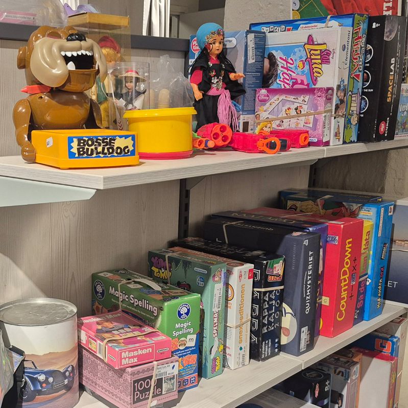 Hylla på leksaksavdelningen. Spel och leksaker. 