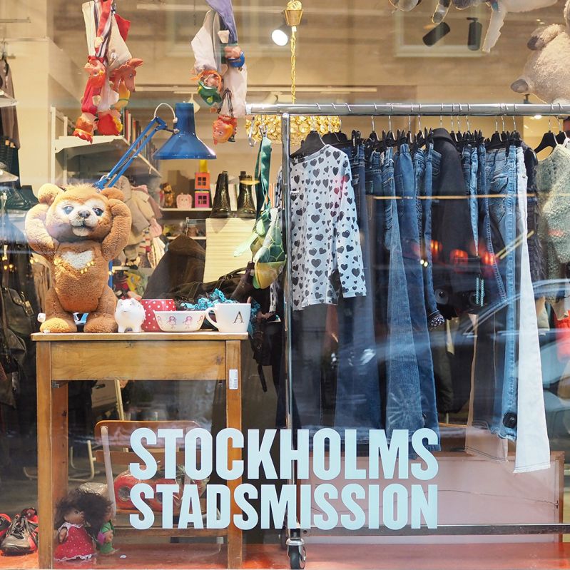 Skyltfönster med prylar och kläder skyltade. 