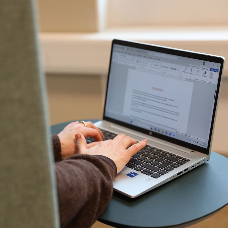 Genrebild händer skriver på datorn.