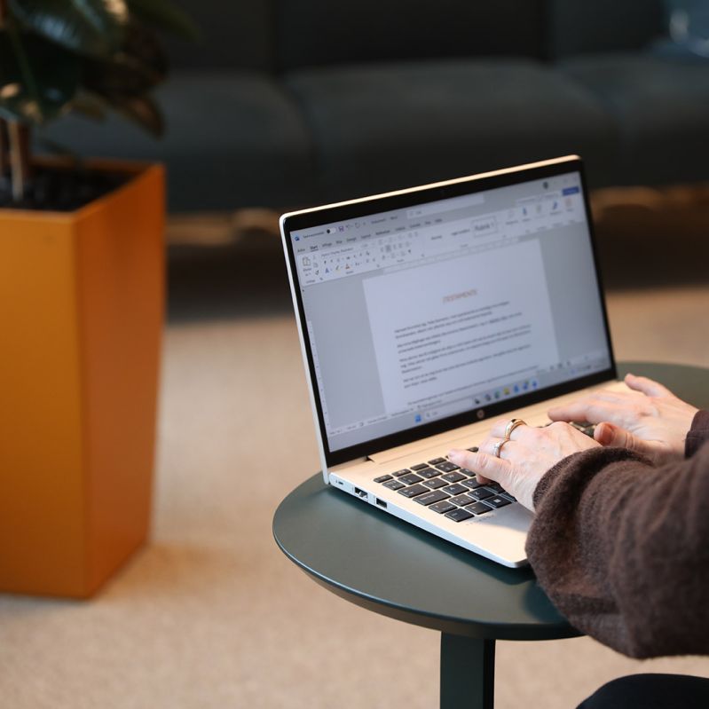 Genrebild händer skriver testamente på datorn.