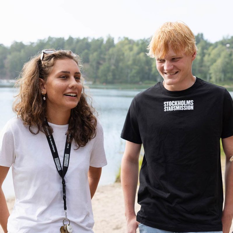 Genrebild två volontärer på sommarkollo.