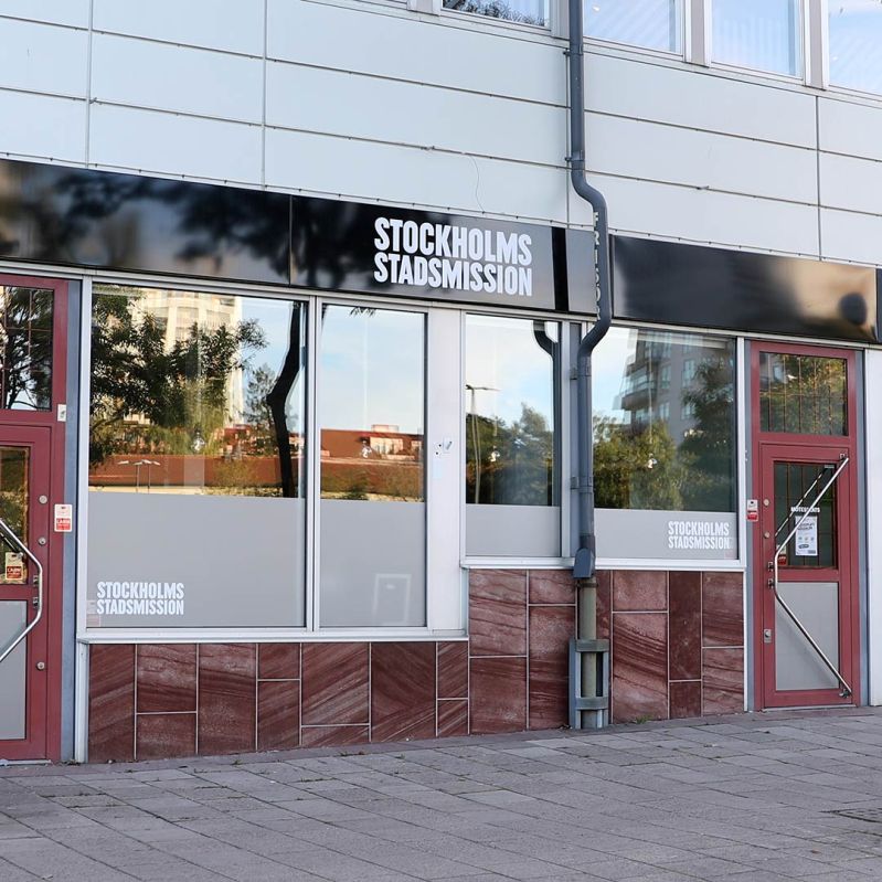 Entrén till Stockholms Stadsmissions mötesplats i Högdalen.