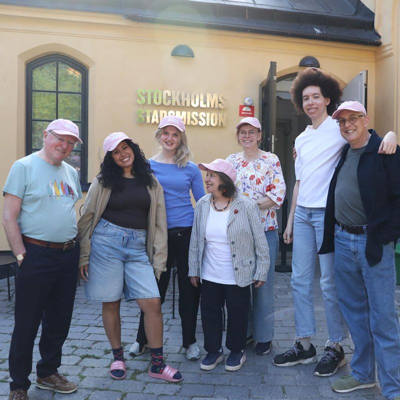 Genrebild volontärer på Stockholms Stadsmission i olika åldrar står bredvid varandra..