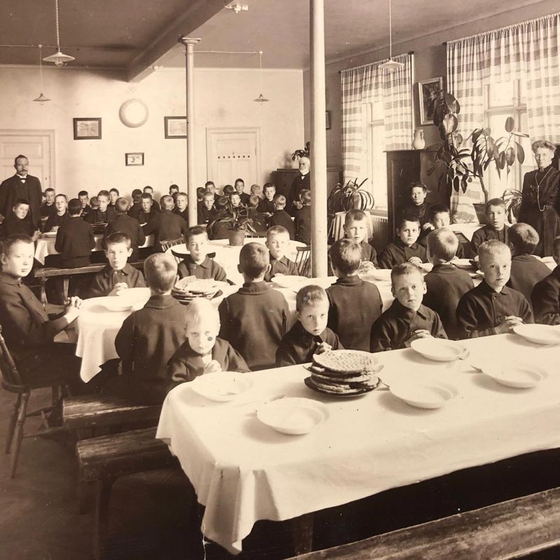 Barn äter på Stockholms Stadsmissions barnhem i början av 1900-talet.