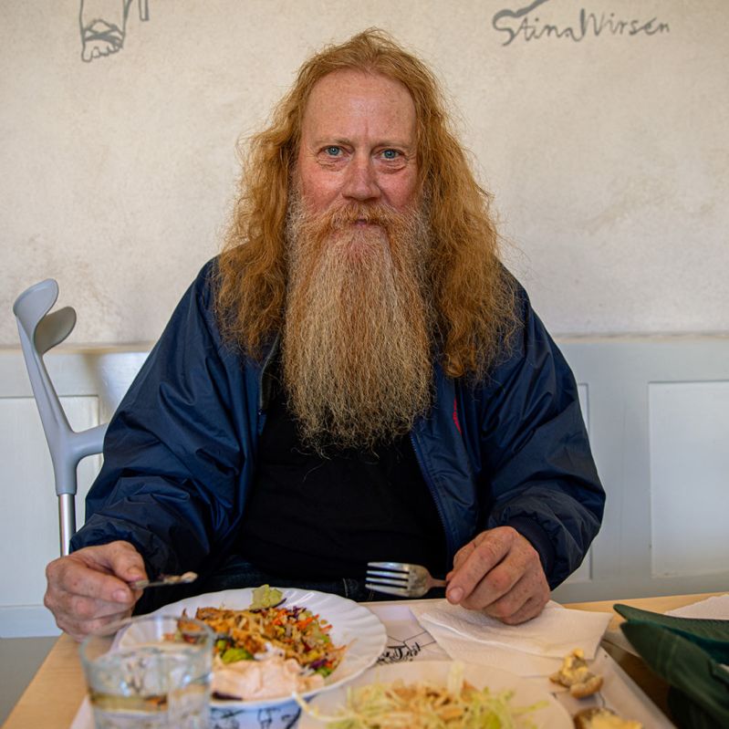 Genrebild Deltagare äter lunch på en av Stockholms Stadsmissions mötesplatser.