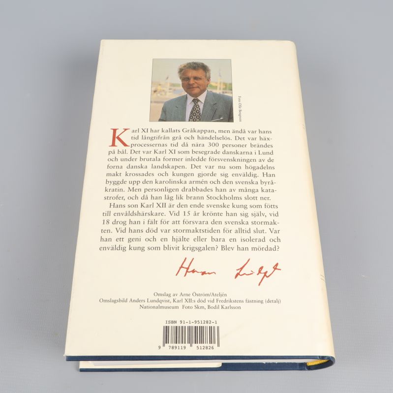 Baksida av boken med text och foto