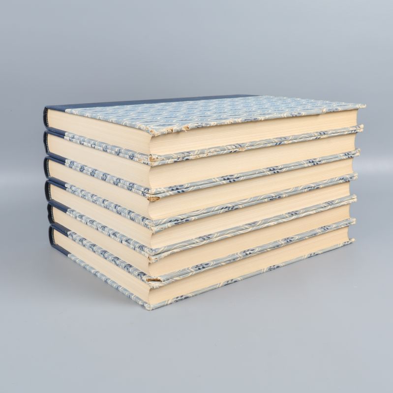 Staplade böcker med synliga sidor och mönster