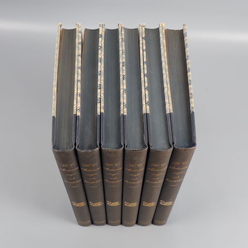 Översikt av sex bokryggar med guldtext