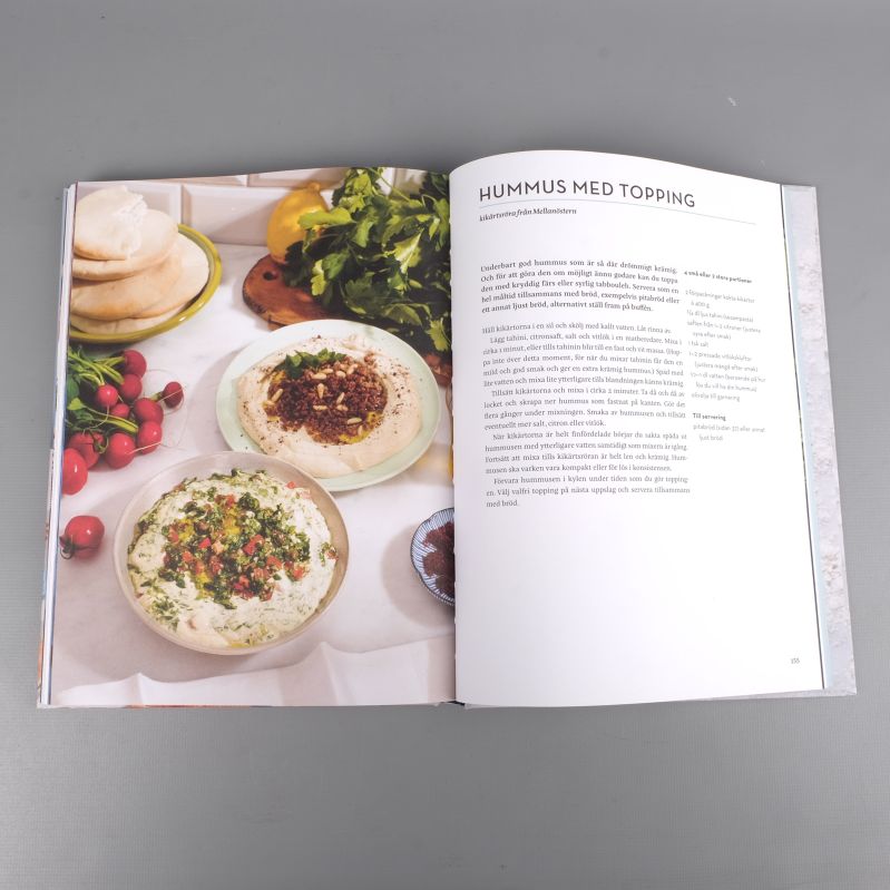 Uppslag med recept på hummus med topping