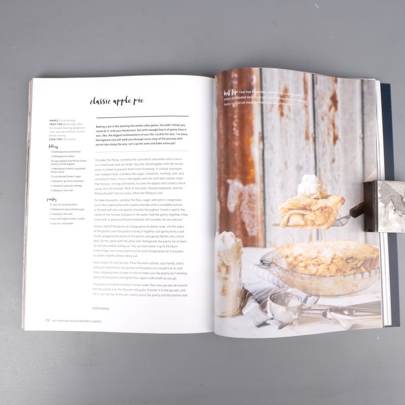 Uppslag med recept på klassisk äppelpaj