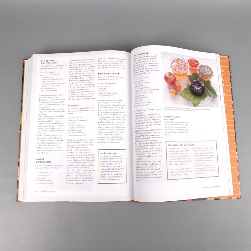 Öppna sidor med marmeladrecept i boken
