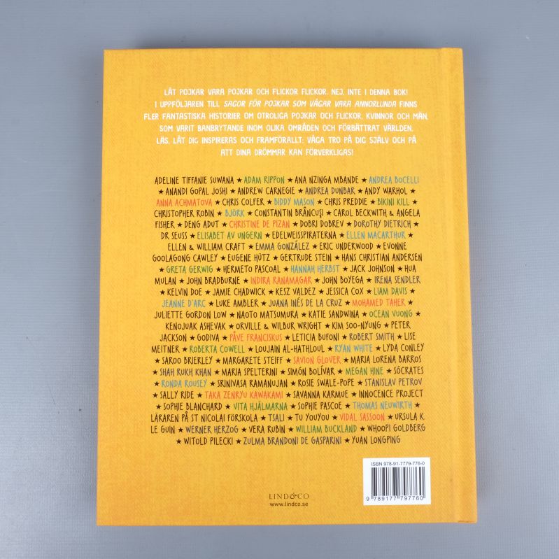 Baksida av boken med text och illustrerade namn
