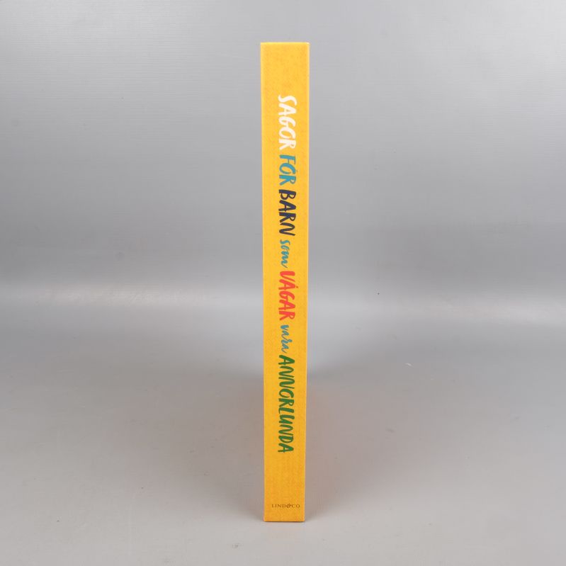 Ryggen av boken med titel synlig