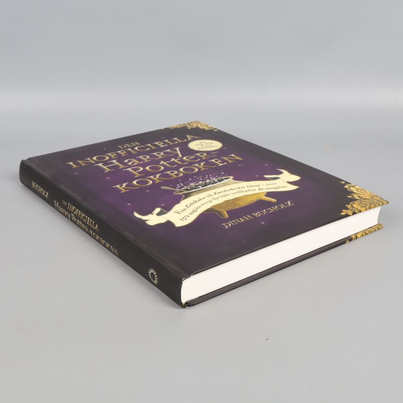 Vinklad vy av bok Inofficiell Harry Potter-kokbok