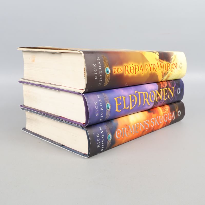 Tre böcker staplade - Kane krönikan av Rick Riordan