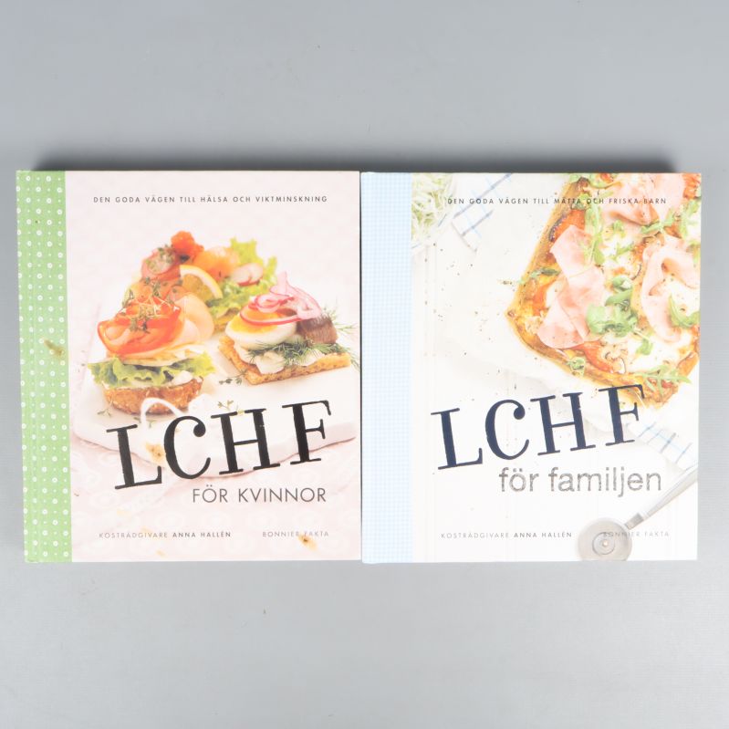 Framsidor av två böcker, LCHF för kvinnor och LCHF för familjen