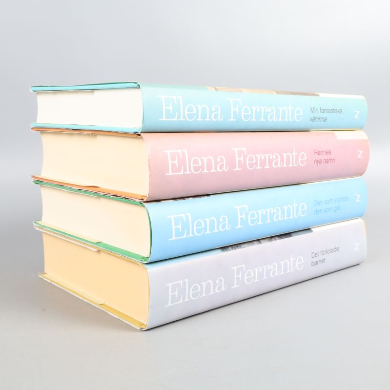Fyra staplade Elena Ferrante böcker