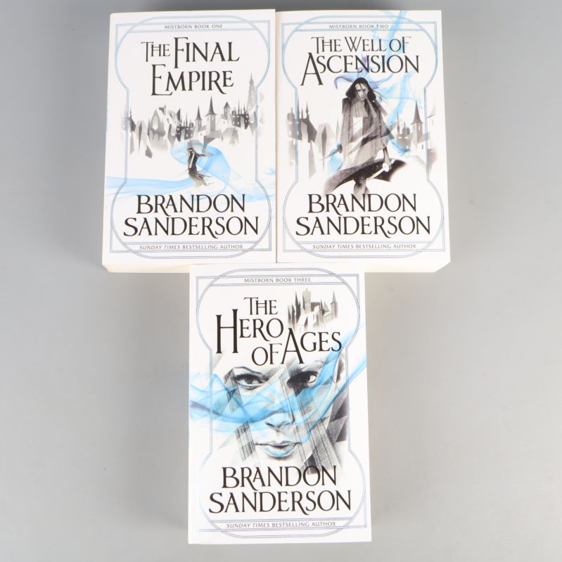 Tre böcker i Mistborn Trilogy med framsidor