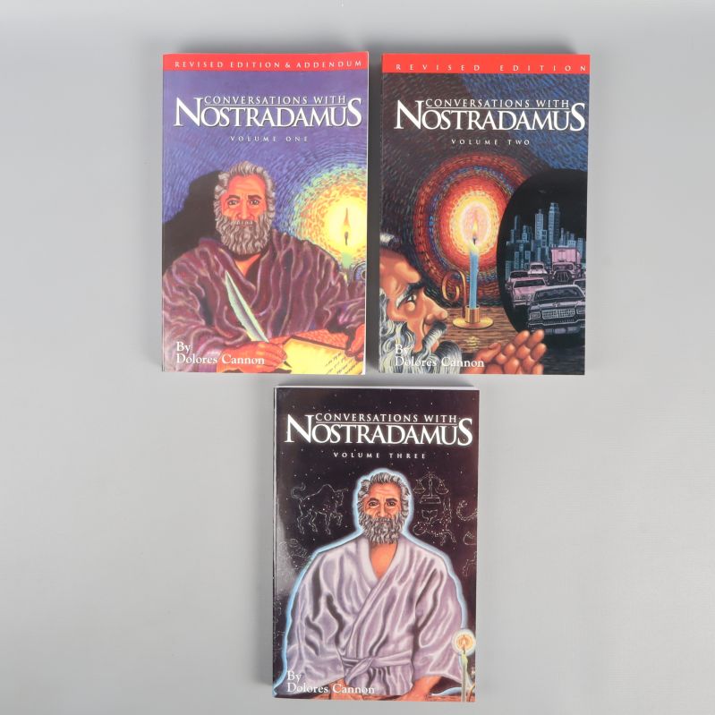 Tre volymer av Conversations with Nostradamus med färgglada omslag