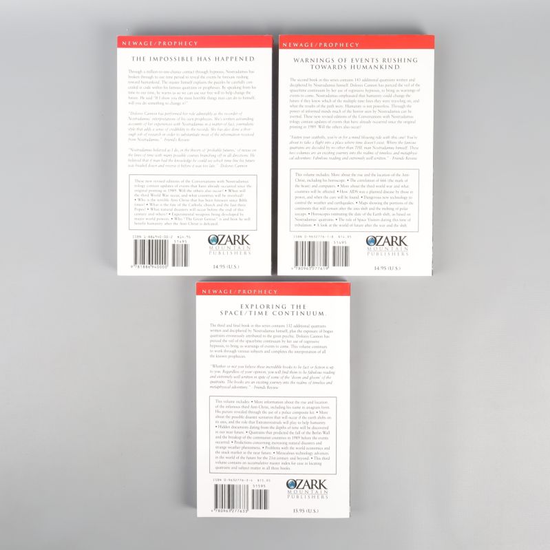 Baksidor av tre volymer av Conversations with Nostradamus med text och ISBN