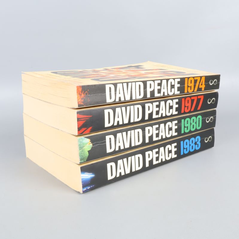 Sidovy av fyra staplade böcker David Peace