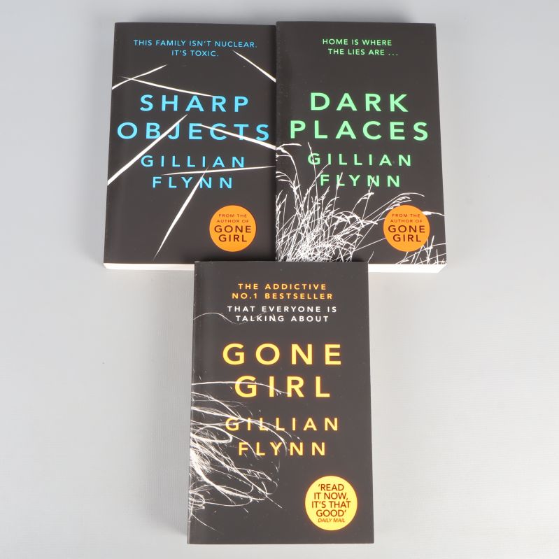Tre böcker av Gillian Flynn uppställda