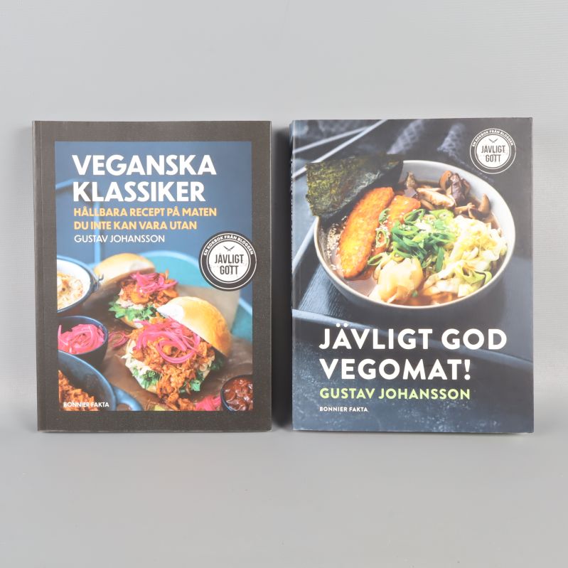 Framsidor av Veganska Klassiker och Jävligt God Vegomat