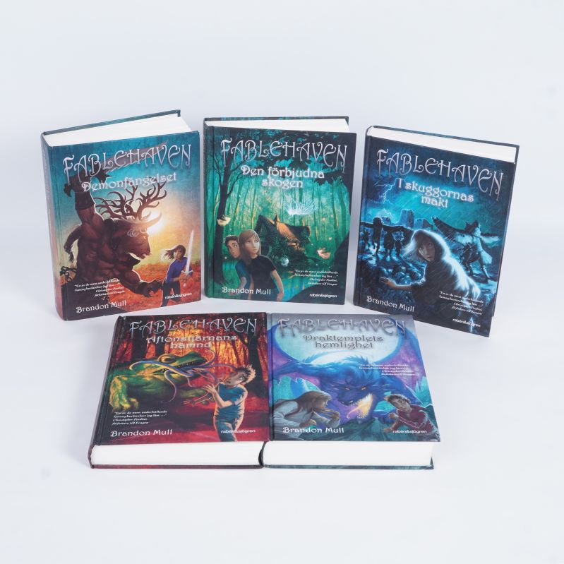 Fem inbundna böcker från Fablehaven-serien av Brandon Mull med färgglada omslag