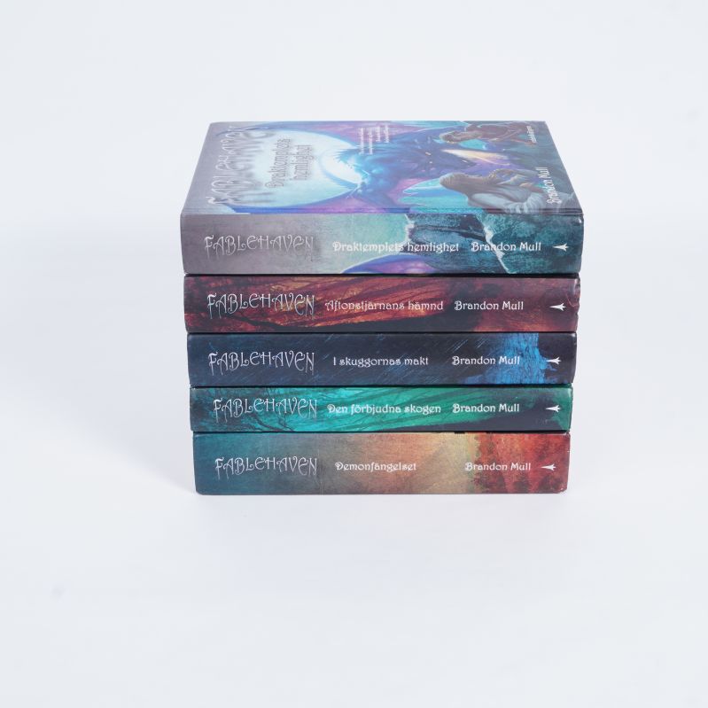 Fem Fablehaven-böcker staplade med synliga ryggar och titlar