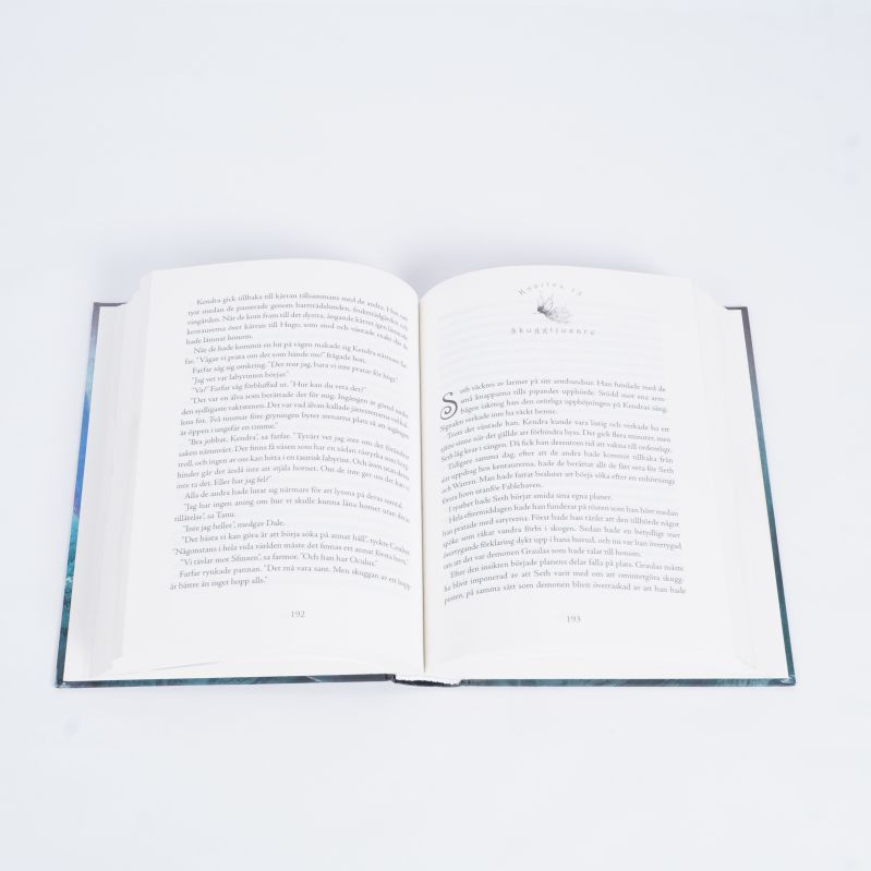 Uppslag ur en av Fablehaven-böckerna med svensk text och kapitelstart