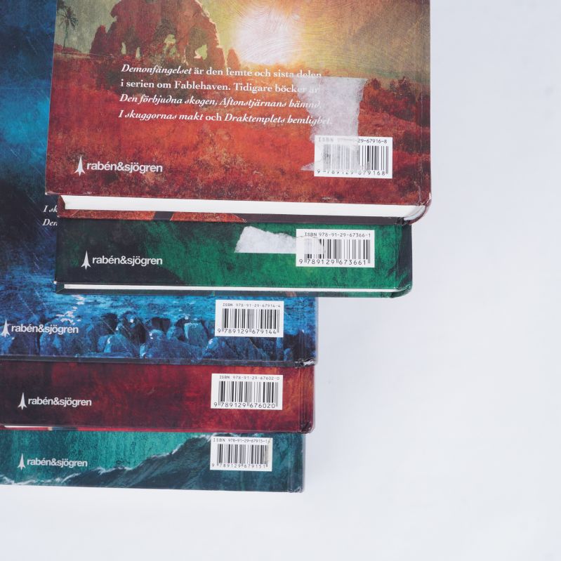 Närbild på bokryggar och ISBN-koder från Fablehaven-böckerna