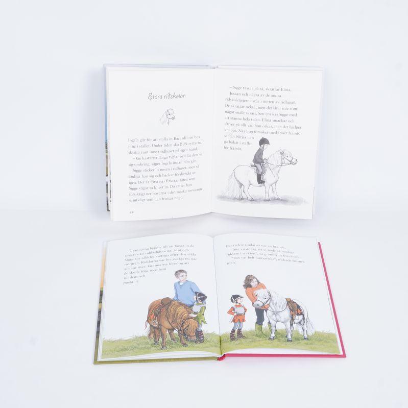 Två uppslag från Sigge-böcker med illustrationer och text