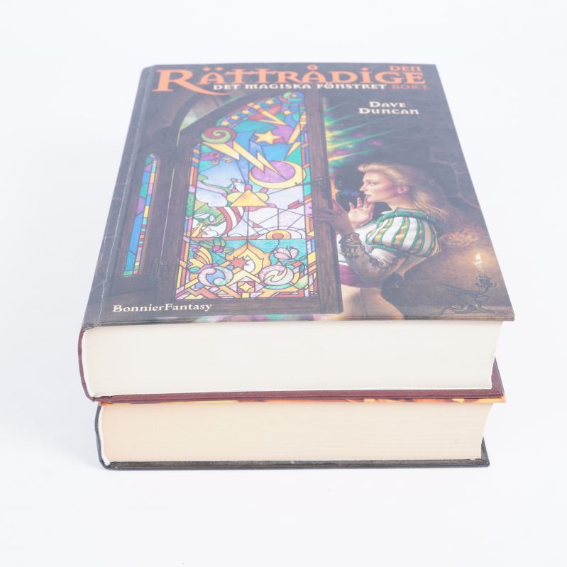 Närbild på framsida av Det magiska fönstret liggande ovanpå andra boken
