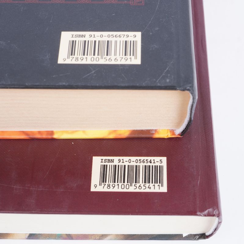 Närbild på ISBN-nummer och streckkod för båda böckerna