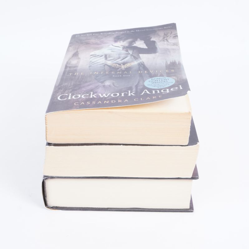Staplade The Infernal Devices-böcker med Clockwork Angel överst