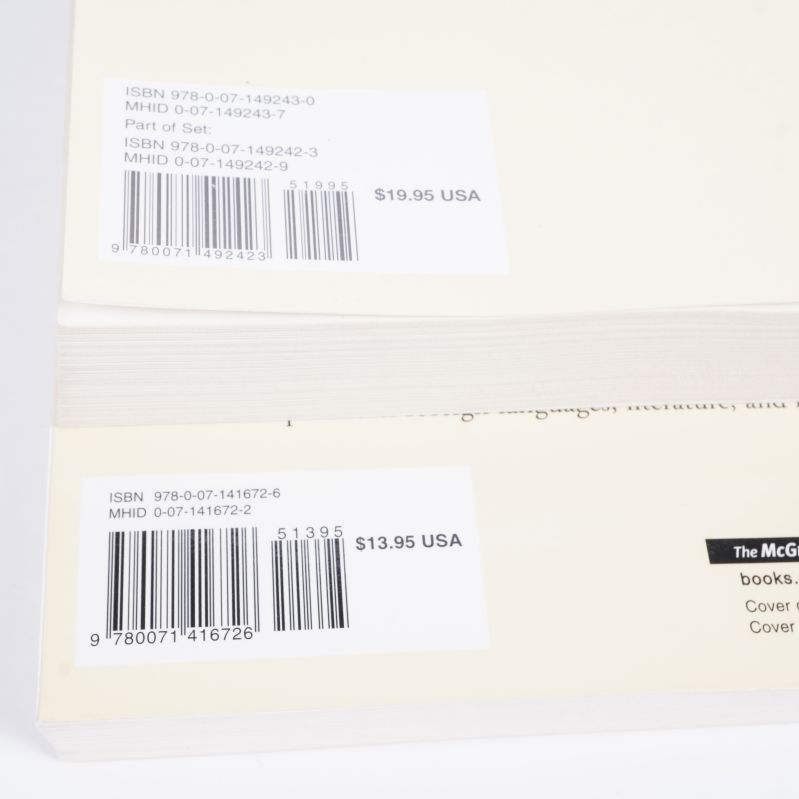 Närbild på ISBN och prisetikett på bokpaketets baksida