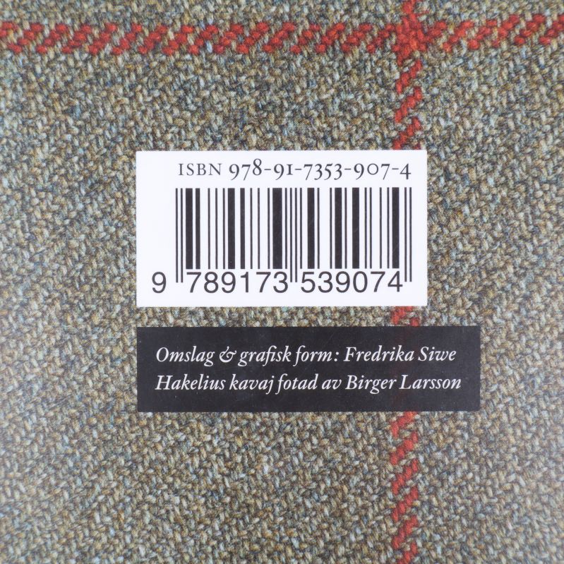 Närbild på ISBN-nummer och streckkod från bokboxen