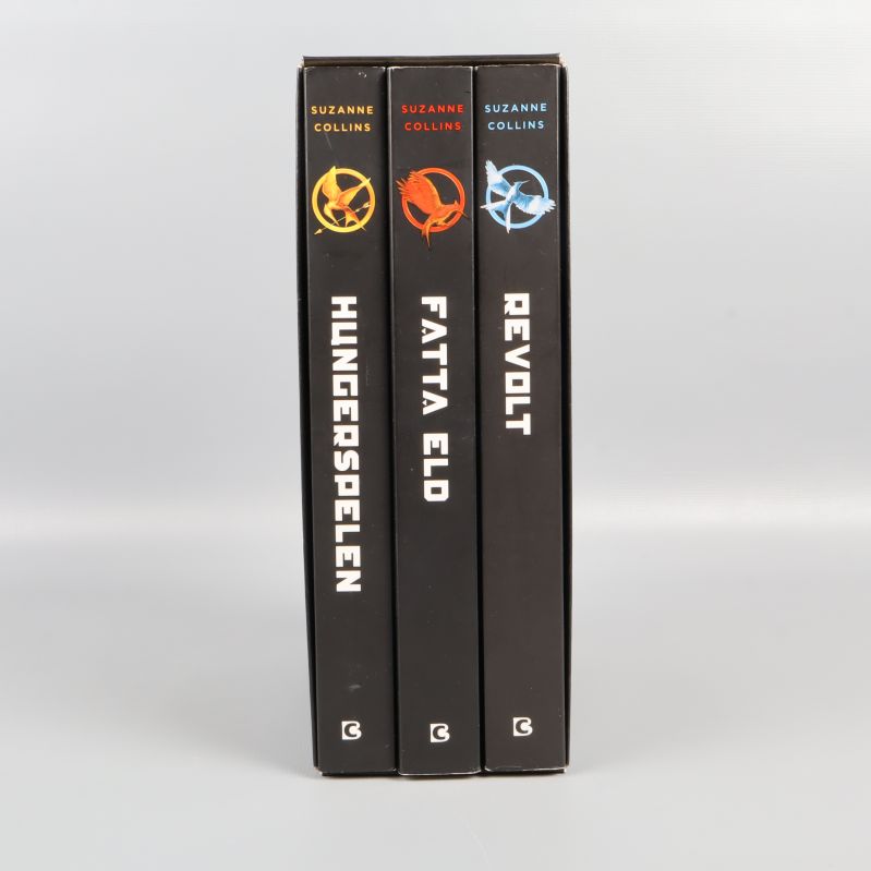 Hungerspelen-box sedd framifrån med tydliga bokryggar