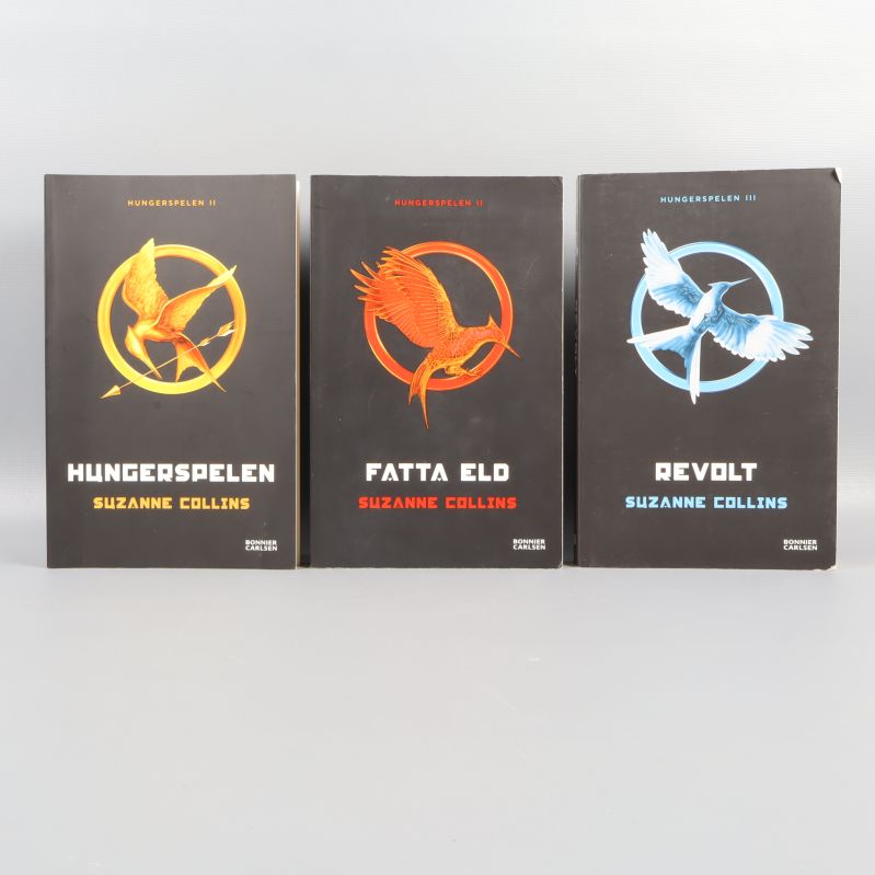 Hungerspelen, Fatta eld och Revolt framsidor bredvid varandra