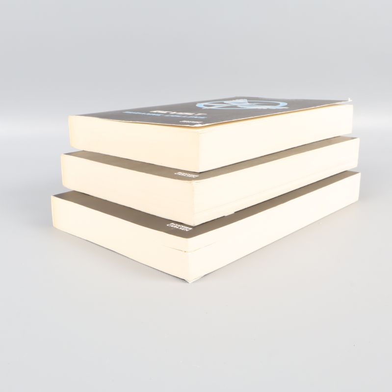 Tre böcker ur Hungerspelen-trilogin staplade på varandra