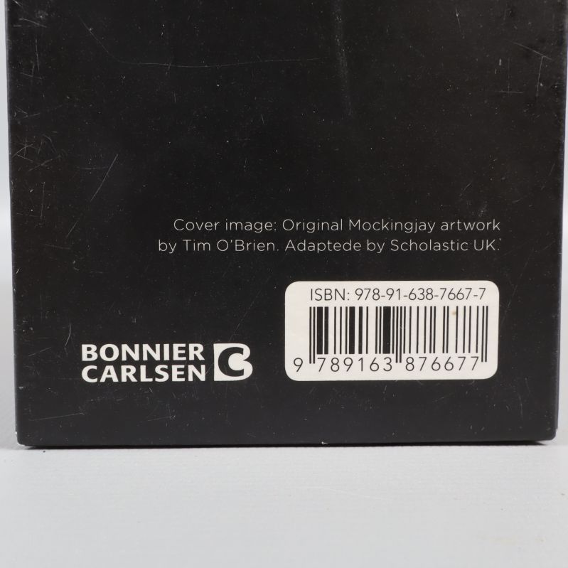 Närbild på ISBN-nummer och Bonniers Carlsen-loggan på bokbaksida