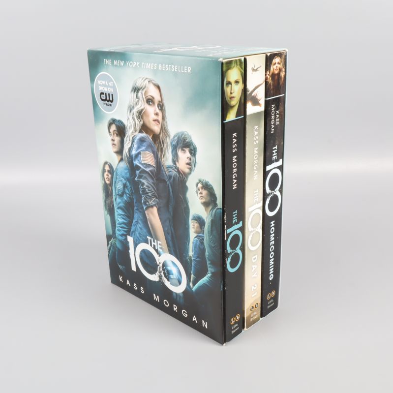 The 100 bokbox snett framifrån med tre böcker i boxen