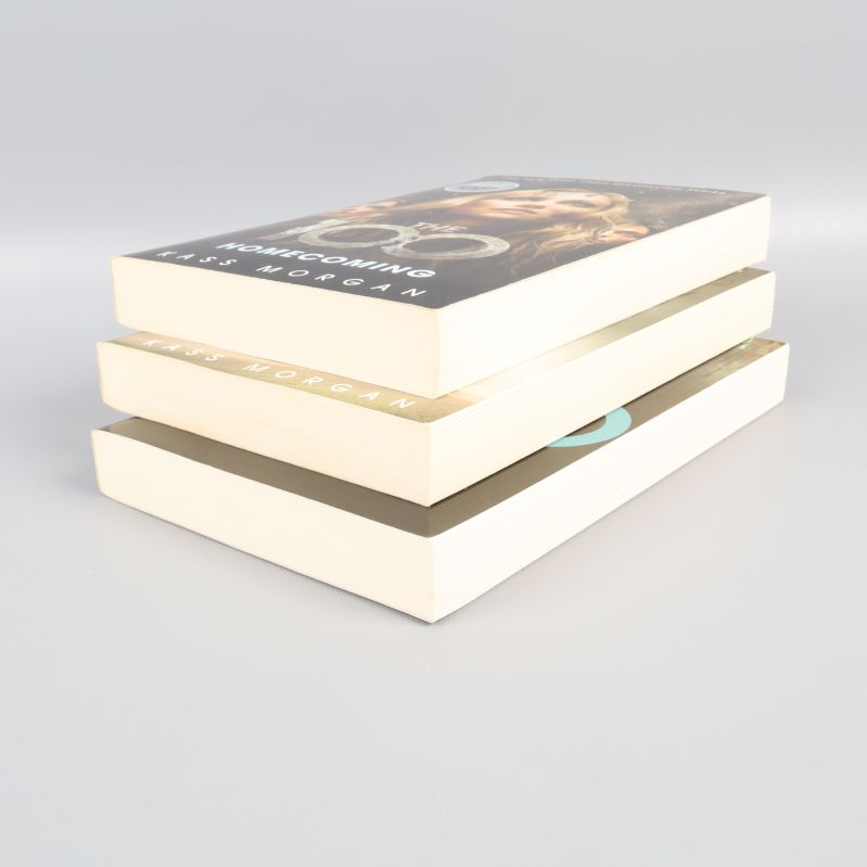 Böckerna ur The 100-boxen staplade i hög med synliga sidor