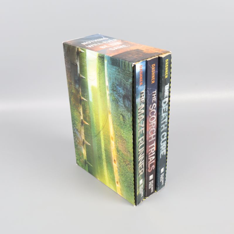 Maze Runner-bokbox med tre böcker stående