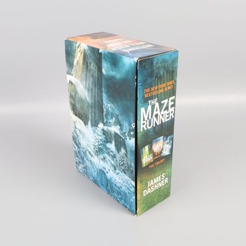 Framsida på Maze Runner-bokbox med färgstarkt omslag