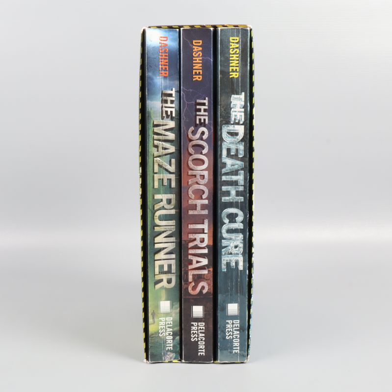 Maze Runner, The Scorch Trials och The Death Cure ryggrad mot kamera