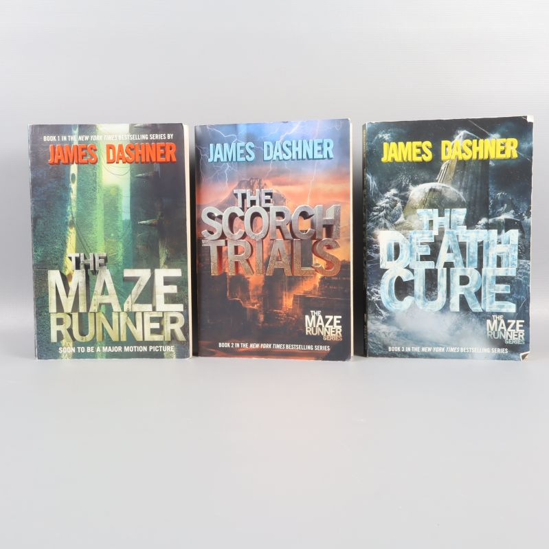 Framsidor på alla tre Maze Runner-böcker bredvid varandra